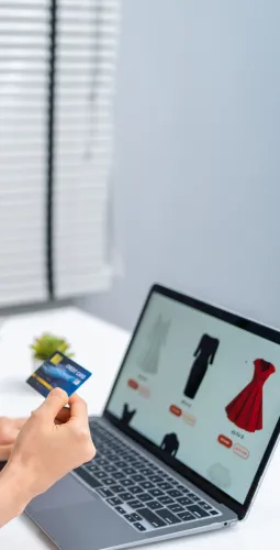 Paiement par carte d’un achat en ligne sur un ordinateur portable