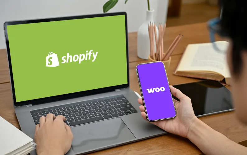 Ordinateur portable avec le logo Shopify et cellulaire avec le logo WooCommerce