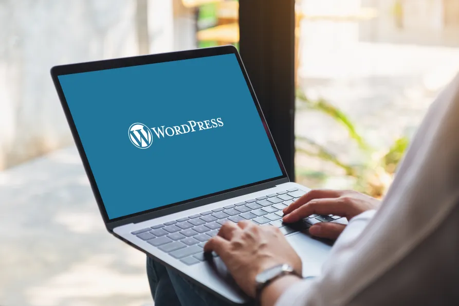 Personne qui travaille sur WordPress avec un ordinateur portable
